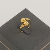 خاتم ذهب بتصميم كرات الليزر البراقة - عيار 21