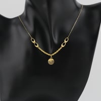 عقد ذهب مع تعليقة دائرية بنقش جنيه - عيار 21