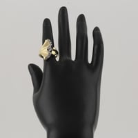 خاتم ذهب بتصميم موج مطفي بأطراف لماعة - عيار 18