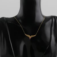 عقد ذهب جناح الصقر بفص وردي - عيار 21