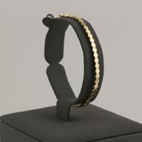 اسوارة ذهب واقف بتصميم سداسي بسيط و مميز - عيار 18