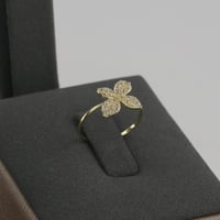 طقم ذهب اطفال بتصميم نبتة لماعة - عيار 18