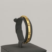 اسوارة ذهب واقف بتصميم ورود بأطراف كرات الذهب - عي...