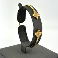 اسوارة ذهب أيقونة الزهور عيار 18