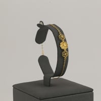 طقم ذهب بأجزاء مبرومة مع وردة ملفتة - عيار21