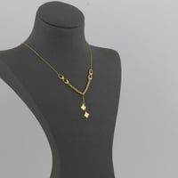 عقد ذهب حلقات مبروم مع تعليقات وردة - عيار 21