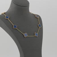 عقد ذهب ورود زرقاء مع كرات ذهبية - عيار 18