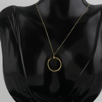 عقد ذهب بتصميم مسمار ملتف - عيار 21