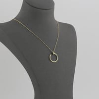 عقد ذهب بتصميم مسمار ملتف - عيار 18