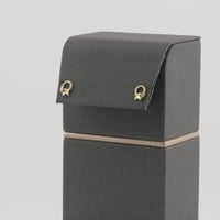 طقم ذهب بتصميم وردة لماعة مميزة - عيار 18