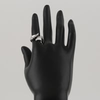 خاتم ذهب ابيض منفصل مموج بتصميم الكريستال - عيار 1...