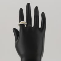 خاتم ذهب ناعم مطفي بتصميم الكريستال - عيار 18