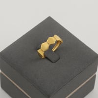 طقم ذهب بتصميم سداسي - عيار21