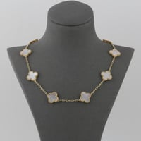 عقد ذهب ورود بيضاء مع كرات ذهبية - عيار 18