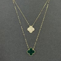 عقد ذهب مزين بوردة بلون الأخضر (عيار 18)