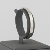 اسوارة ذهب ابيض نحت دائري عيار 18