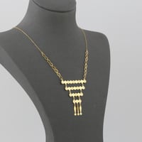 طقم ذهب بتصميم حلقات و صفائح سداسية بأجزاء منقوشة...