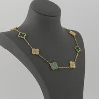 عقد ذهب ورود خضراء و لماعة - عيار 18