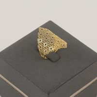 خاتم ذهب شبكي بنصميم نجوم ملفت - عيار 21