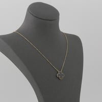 عقد ذهب وردة سوداء - عيار 18