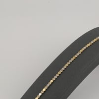 اسوارة ذهب بتصميم سداسي لونين بأجزاء لماعه - عيار...