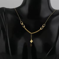 عقد ذهب حلقات مبروم مع تعليقات وردة بنقش بسيط - عي...