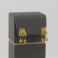 طقم ذهب بيضاوي مع مربعات بارزة مع دلايات - عيار 21