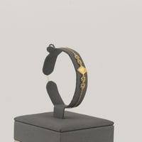 طقم ذهب حلقات مع دلايات ورود بنقش مع دلايات - عيار...