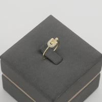 طقم ذهب بتصميم جريء لماع - عيار 18