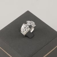 خاتم ذهب ابيض متعرج بتصميم كريستال - عيار 18