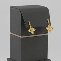 طقم ذهب بتصميم نجوم مموجة لماعة - عيار21