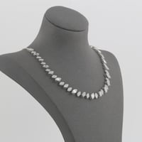 طقم ذهب ابيض بتصميم حبات الكريستال اللماعه - عيار...