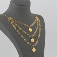 طقم ذهب ثلاث ادوار ورود مع دوائر بارزة بصمة - عيار...