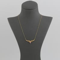 عقد ذهب جناح الصقر بفص وردي - عيار 21