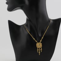 عقد ذهب بتصميم تراثي مع فص بلون اخضر - عيار 21