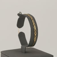 طقم ذهب بتصميم حلقات و صفائح سداسية بأجزاء منقوشة...