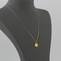 عقد ذهب بأجزاء مبرومة وردة لماعة - عيار 21