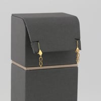 طقم ذهب بتصميم حلقات و صفائح سداسية بأجزاء منقوشة...