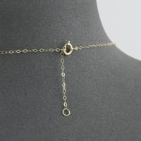 طقم ذهب زهرة بيضاء عيار 18