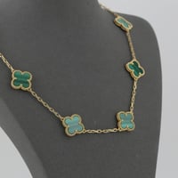 عقد ذهب ورود خضراء مع كرات ذهبية - عيار 18