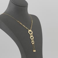 طقم ذهب حلقات مع دلايات ورود بنقش مع دلايات - عيار...