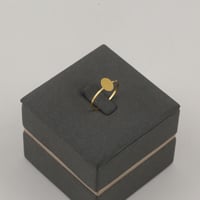 طقم ذهب حلقات مع دلايات ورود بنقش مع دلايات - عيار...