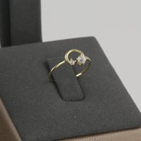 طقم ذهب اطفال بتصميم ملتف بطرف فص لماع - عيار 18