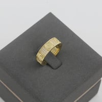 دبلة ذهب بتصميم انيق لماع - عيار 18