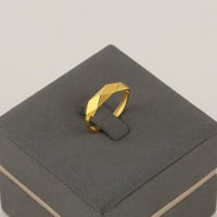 خاتم ذهب متعرج لماع - عيار 21