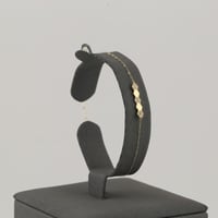 طقم ذهب بتصميم سداسي بأجزاء لماعة - عيار 18