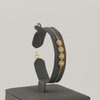 طقم ذهب بتصميم ورود ملفتة مع دلايات - عيار 21