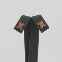 حلق ذهب الفراشة بلون وردي فاتح عيار 18