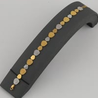 اسوارة ذهب بتصميم هندسي بأجزاء مطفية لونين - عيار...