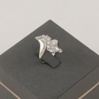 خاتم ذهب ابيض ملتف ناعم بتصميم كريستال - عيار 18